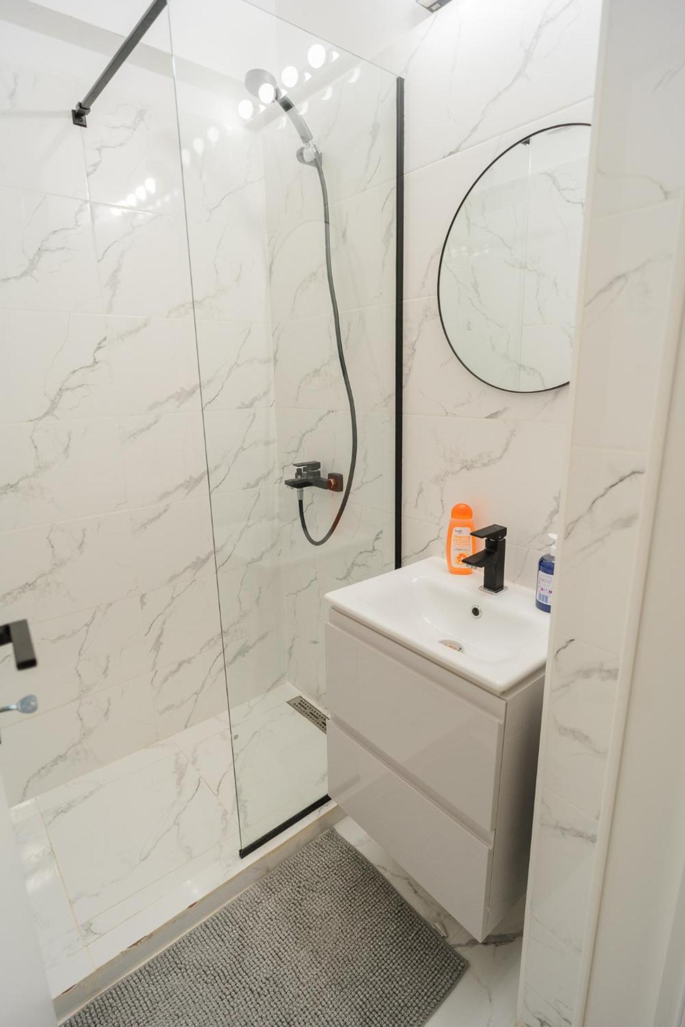 Ferienwohnung Elegant Gem Victoriei Avenue Bukarest Exterior foto