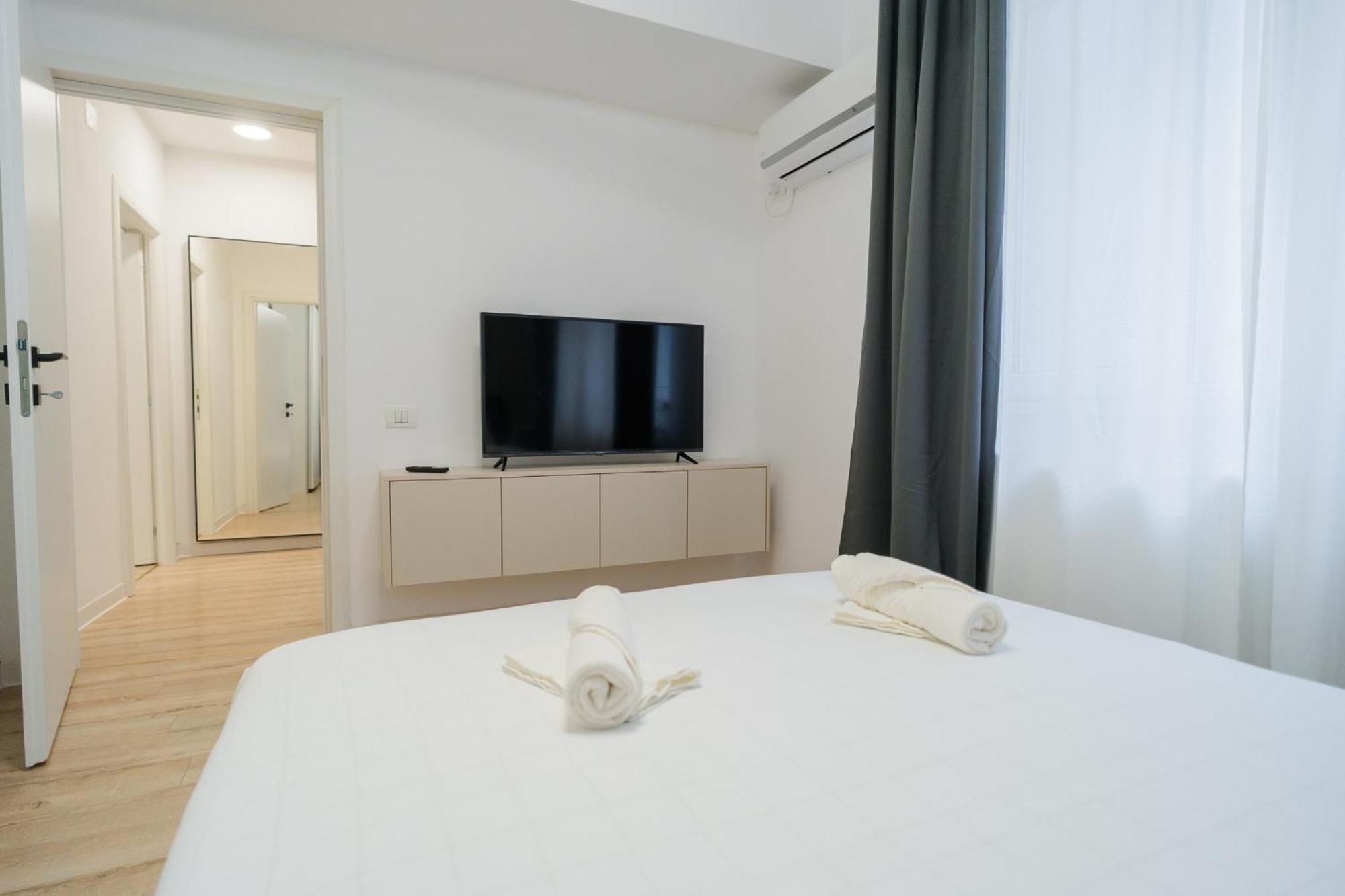 Ferienwohnung Elegant Gem Victoriei Avenue Bukarest Exterior foto