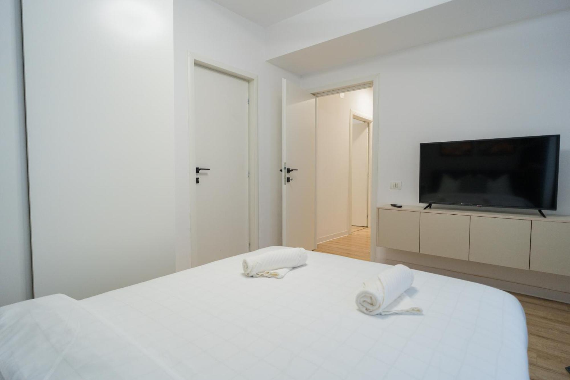 Ferienwohnung Elegant Gem Victoriei Avenue Bukarest Exterior foto